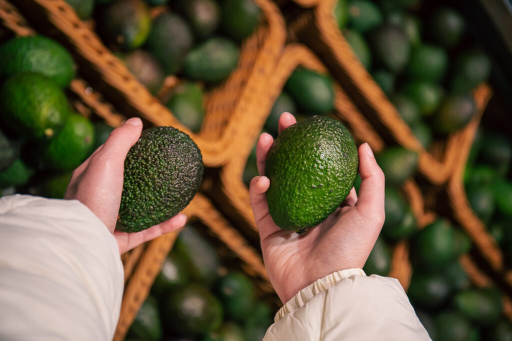 Mujer elige aguacate tienda comestibles 1024x683 1